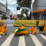 Secretaria de Mobilidade Urbana promove ação de Educação no Trânsito no semáforo do Objetivo